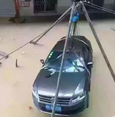 使用手拉葫蘆、吊裝帶和起重三腳架進行修車
